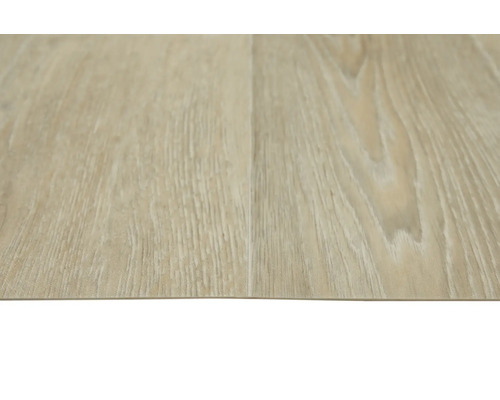 Nahaufnahme eines Vinylbodens in Holzoptik