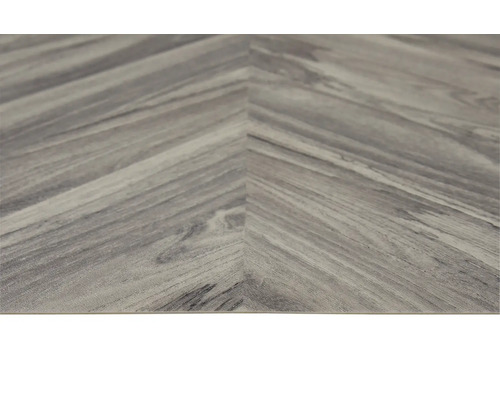 Nahaufnahme eines Vinylbodens in Fischgrätmuster mit Holzoptik.