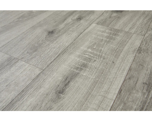 Grauer Laminatboden mit Holzoptik
