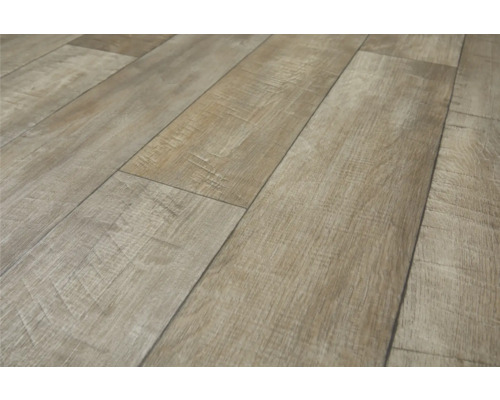 Nahaufnahme von verlegtem Laminatboden in Holzoptik.