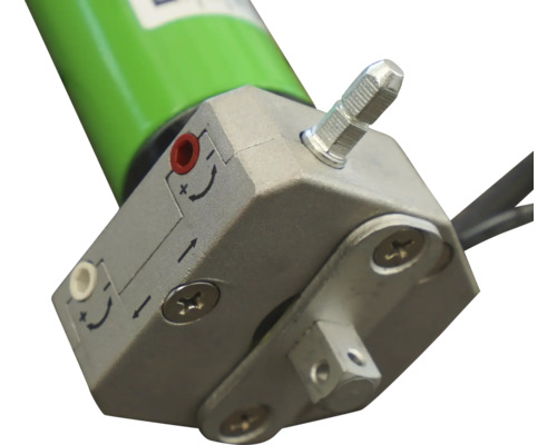 Vue détaillée d''un moteur de volet roulant avec vis de réglage