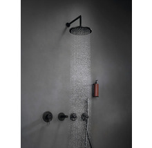 Système de douche avec douche de tête et douchette à main sur un mur gris