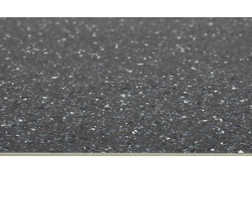 Nahaufnahme einer dunklen Arbeitsplatte mit gesprenkelter Oberfläche