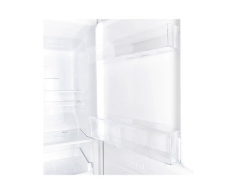 Intérieur d''un réfrigérateur vide avec des étagères sur la porte