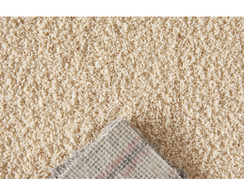 Nahaufnahme eines beigen Teppichs mit Flor