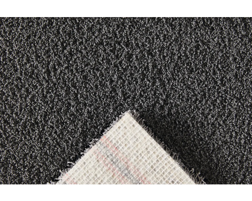 Detailansicht eines grauen Teppichs mit Flor und Textilrücken