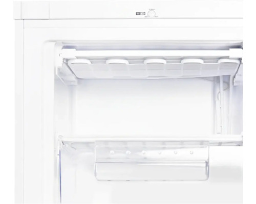 Innenansicht eines weißen Gefrierschranks mit Ablagen