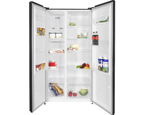 Geöffneter Side-by-Side Kühlschrank mit Lebensmitteln auf den Ablagen