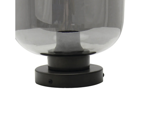 Detailansicht einer grauen Glasleuchte mit schwarzem Sockel