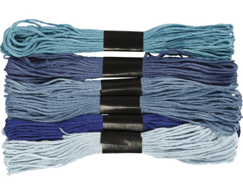 Bündel aus Stickgarn in verschiedenen Blautönen