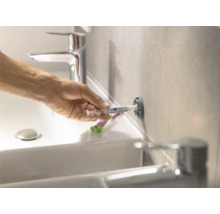 Eine Person befestigt einen Dübel mit Injektionsmörtel im Badezimmer.
