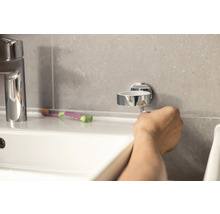 Waschbecken mit Armatur und Seifenschale zur Wandmontage
