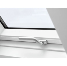 Gros plan d''une fenêtre de toit avec poignée