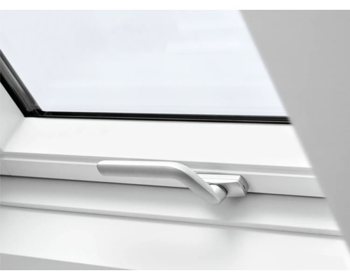 Gros plan d''une fenêtre de toit avec poignée