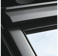 Detailansicht eines Dachfensters mit Rollladen