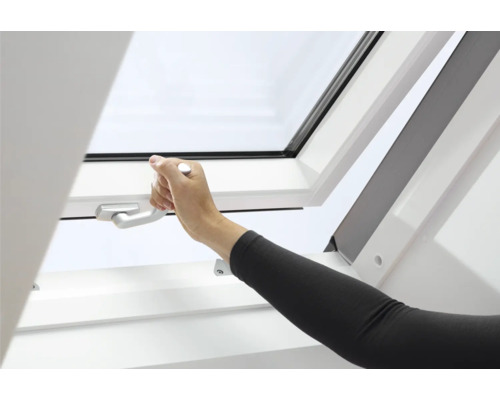 Geöffnete Dachfenster mit Griff und Hand