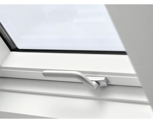 Nahaufnahme eines Dachfensters mit Fenstergriff