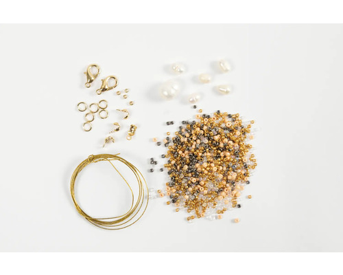 Accessoires de bijoux composés de fermoirs, d''œillets, de perles à écraser, de fil de bijouterie et de perles de verre