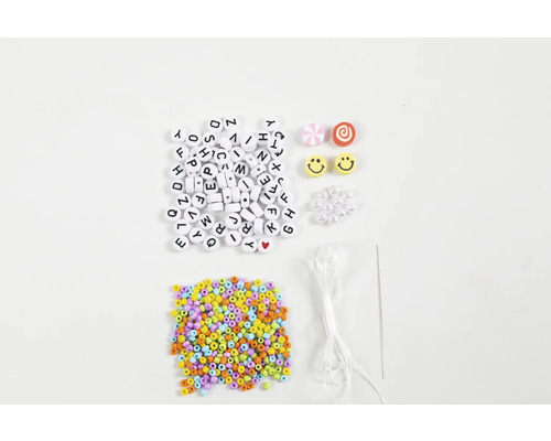 Set avec des perles colorées, des perles alphabet, des perles décoratives, une aide à l''enfilage et un élastique