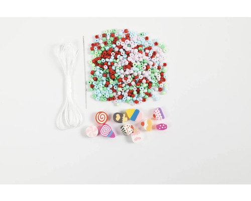 Set de perles avec perles colorées, fil et aiguille