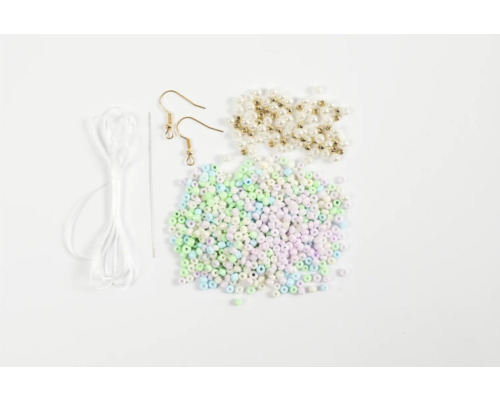 Matériel pour la fabrication de boucles d''oreilles : fil, aiguille, crochets de boucle d''oreille, perles colorées et perles blanches