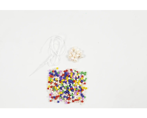 Kit de bricolage avec des perles, du fil métallique et une aiguille