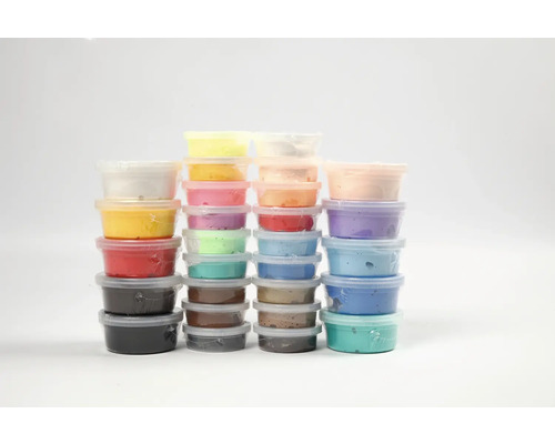 Stapel von Kunststoffbehältern mit Modelliermasse