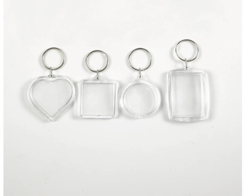 Vier transparente Schlüsselanhänger in Herz-, Quadrat-, Kreis- und Rechteckform