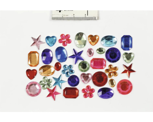 Verschiedenfarbige Schmucksteine in unterschiedlichen Formen