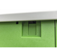 Vue détaillée d''une boîte en plastique verte avec poignée et trous de ventilation.