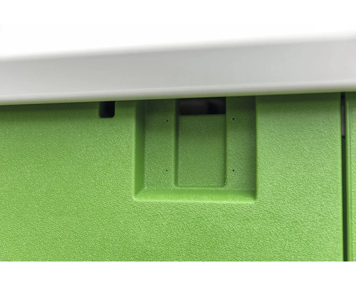 Vue détaillée d''une boîte en plastique verte avec poignée et trous de ventilation.