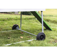 Détail des roues d''un poulailler sur une pelouse