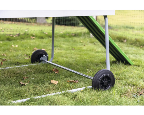 Détail des roues d''un poulailler sur une pelouse