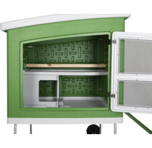 Vue intérieure d''un poulailler vert avec des étagères