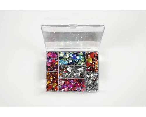 Assortiment de strass dans une boîte en plastique transparente