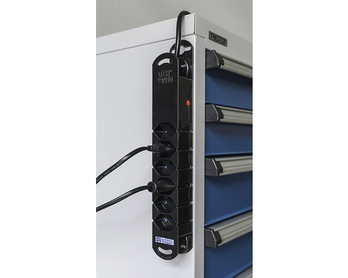 Multiprise Steffen avec six prises fixée sur une armoire