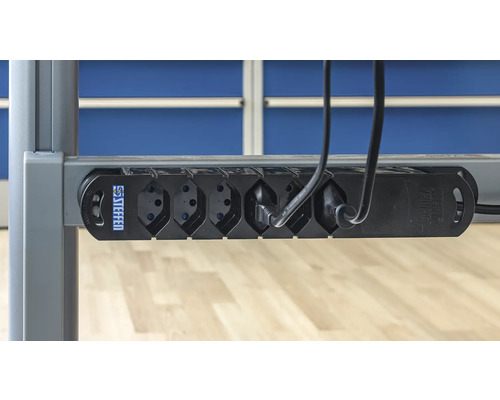 Bloc multiprise de table Steffen avec plusieurs prises et câbles d''alimentation branchés