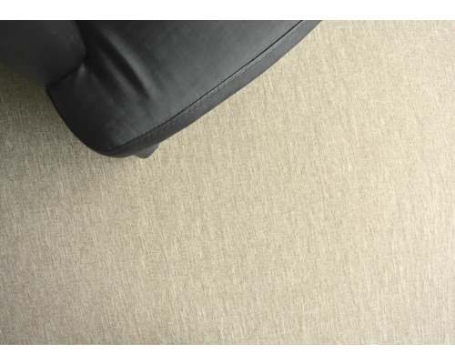 Detailaufnahme einer grauen Lederecke auf beigem Teppich