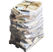 Palette mit in Folie verpacktem Brennholz