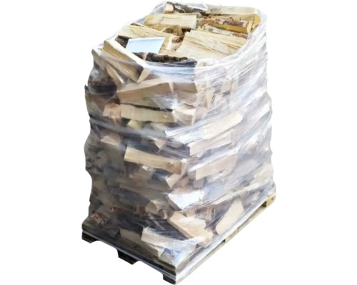 Palette mit in Folie verpacktem Brennholz