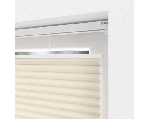 Gros plan d''un store plissé beige à la fenêtre