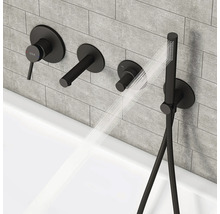 Wannenarmatur mit Handbrause an einer gefliesten Wand über einer Badewanne