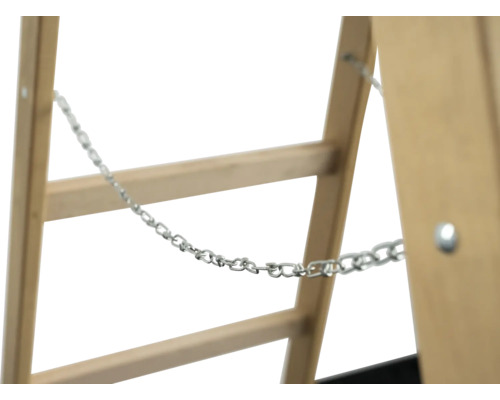 Holzleiter mit Metallkette als Sicherheitsvorkehrung