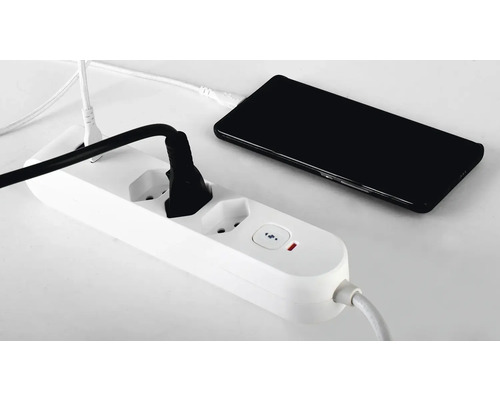 Multiprise avec câbles branchés et smartphone