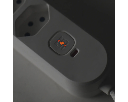 Detail einer Steckerleiste mit Schalter