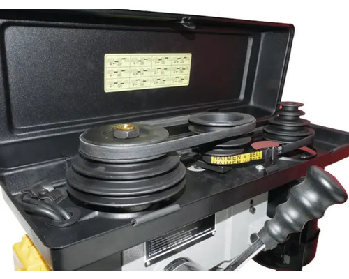 Detailansicht einer Standbohrmaschine mit Riemenantrieb zur Geschwindigkeitsregulierung