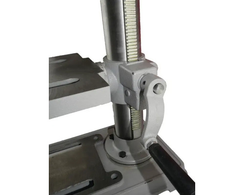 Detailansicht einer Standbohrmaschine mit Bohrtisch und Höhenverstellung