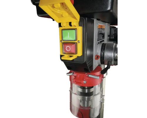 Detailansicht einer Standbohrmaschine mit grünem Ein- und rotem Aus-Schalter