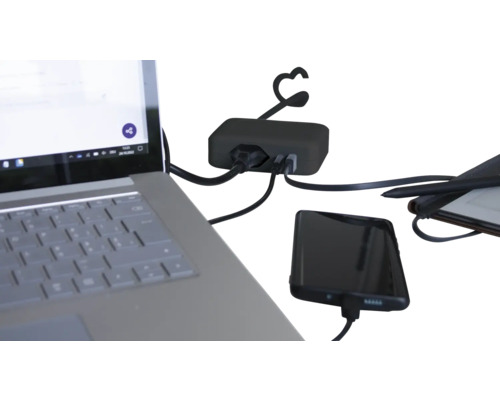 Multiprise avec appareils électroniques connectés tels qu''un ordinateur portable et un smartphone.