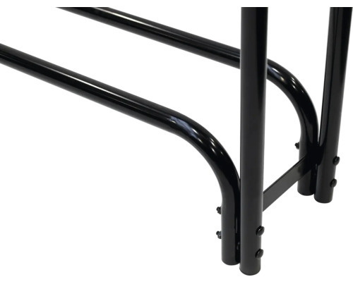 Vue détaillée d''un cadre d''établi noir assemblé en métal